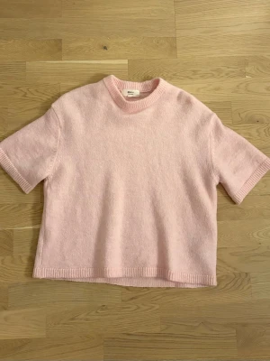 Rosa stickad tröja Gina Tricot - Söt ljusrosa stickad kortärmad tröja från Gina Tricot i ullblandning. Aldrig använd🩷