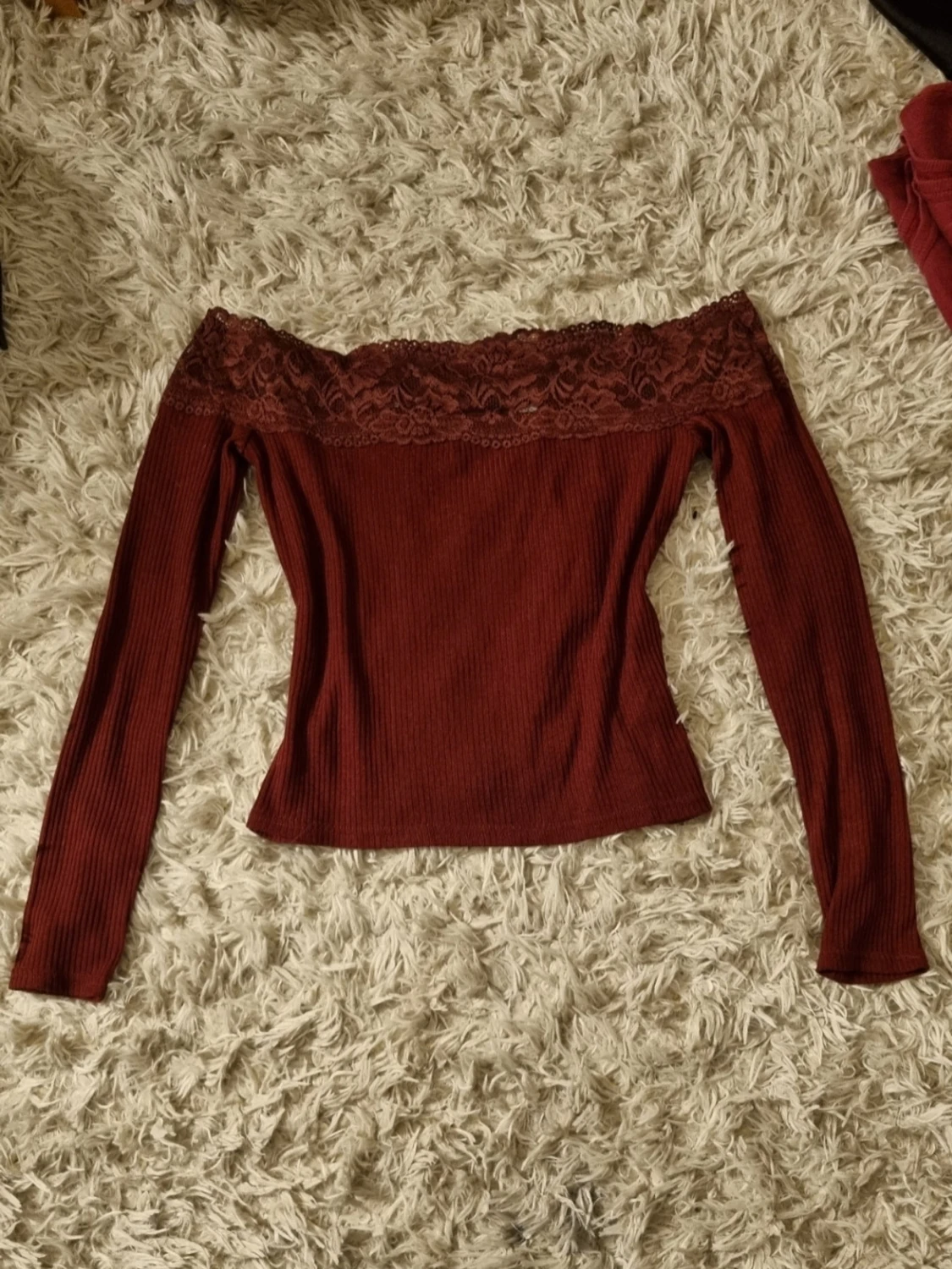 Bordeaux offshoulder topp med spets