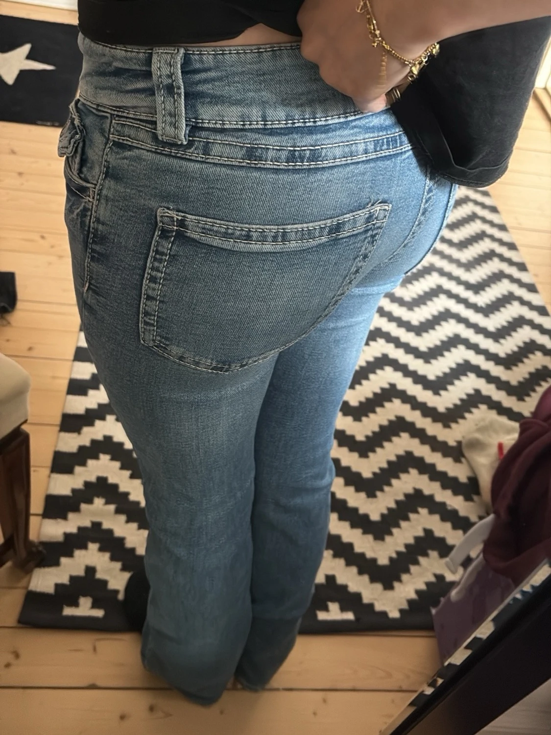 Ljusblå bootcut jeans med låg midja