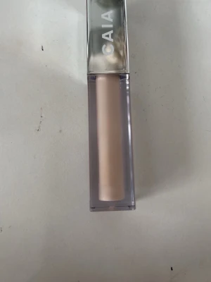CAIA ljus concealer 1W - Säljer en concealer från CAIA i nyansen 1W. Förpackningen är stilren med genomskinlig plast och ett silvrigt lock. Färgen är ljus beige, perfekt för att ljusa upp under ögonen eller täcka blemmor. Enkel att applicera tack vare den smidiga tuben. Testad en gång 