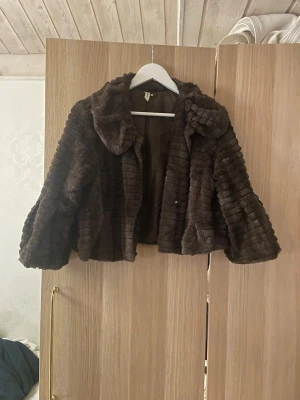 Brun päls jacka - Jättesöt brun pälsjacka med trekvartsärmar, köpt second hand för 300kr. Jättebra material. Själv aldrig använt tyvärr