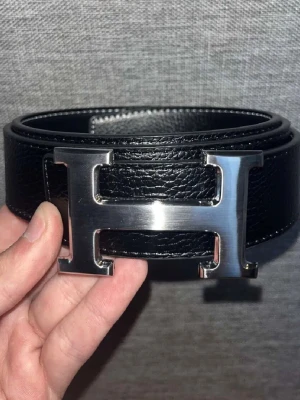 hrms bälte 110cm svart - 110cm, 5 hål, oanvänt, silver spänne, svart