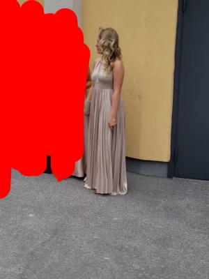 Balklänning - Nu säljer jag min jättefina balklänning. Den är avklippt nertill så den passar någon som är typ 150-155💓Skriv för mer bilder