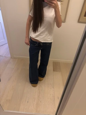 Blå wide low waist jeans från kidsbrandstore - Säljer ett par blåa wide jeans med låg midja. Jeansen är från kidsbrandstore och org. pris är 1000kr 💕 Säljer då de inte riktigt kommer till användning längre 💕