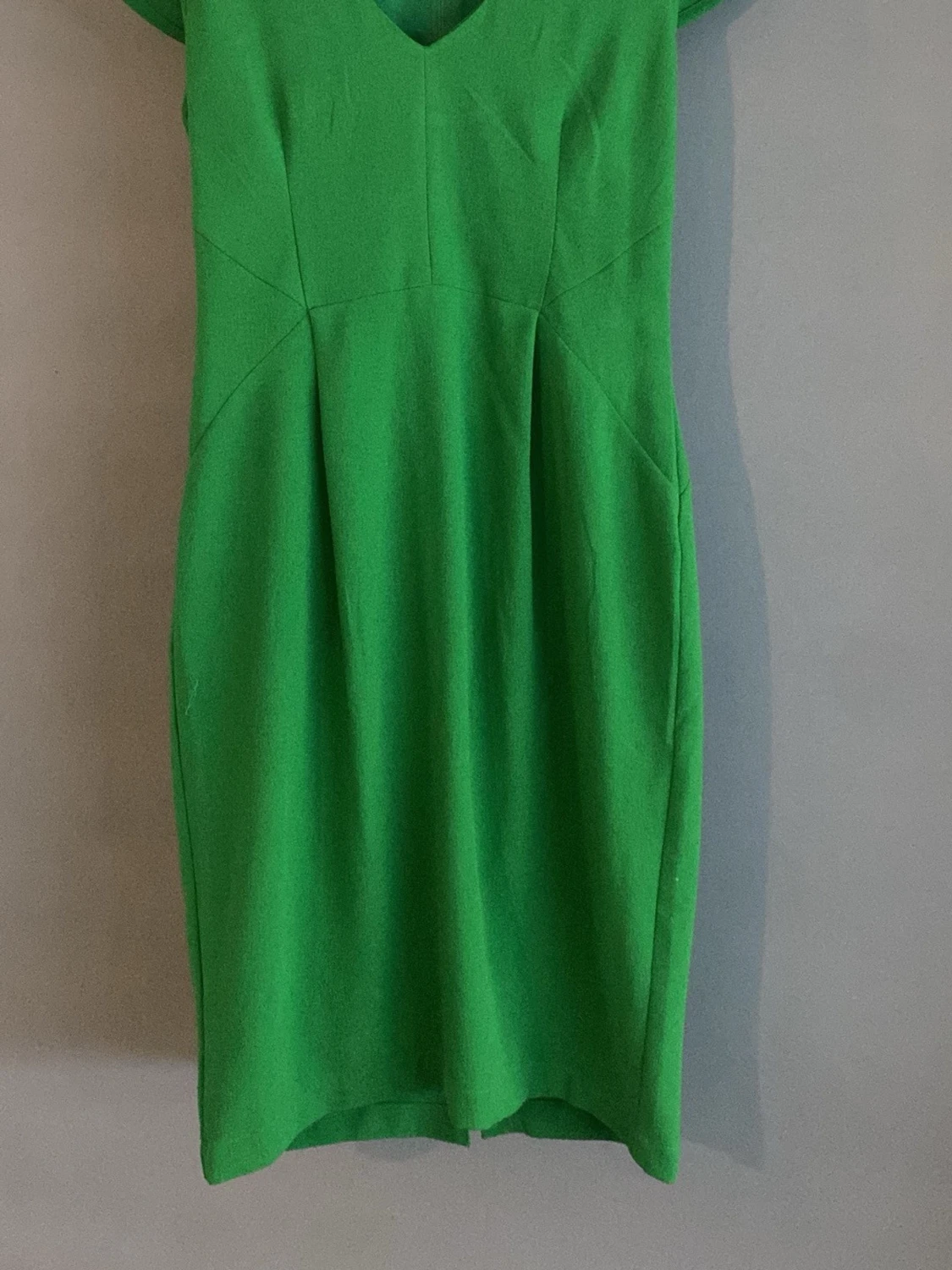 Grön kortklänning med v-ringning