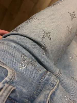 Vintage jeans  - Vintage jeans som jag har fått från min mammas yngre dagar, 2000 vibes, fjärilarna på jeansen är det sötaste som finns