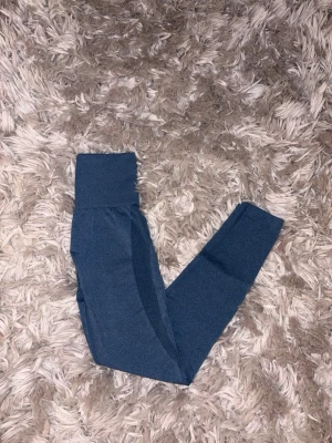 Blå leggings från NVGTN - Säljer ett par blå leggings från NVGTN i strl xs. Fint skick. 