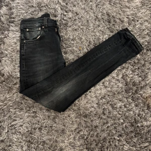 Nudie jeans - Säljer dessa feta nudie jeansen | modell Tape Ted | skick 10/10, inga defekter | storlek 30/32 | hör av er vid minsta lilla fråga:)