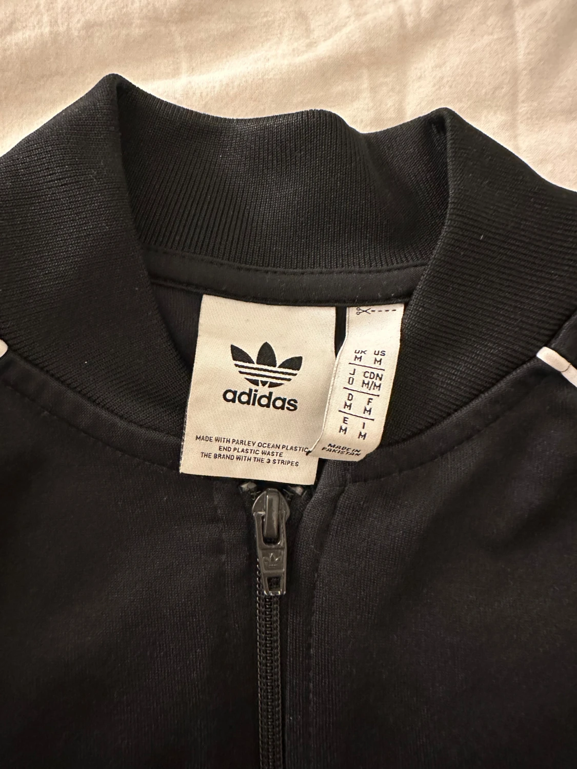 Svart Adidas track jacket och byxor  - 1