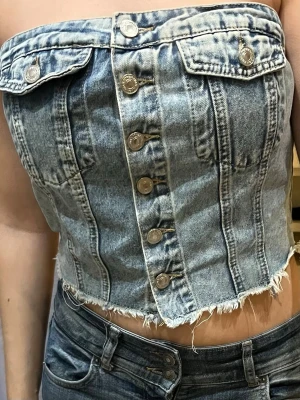 Croppad jeans tubtopp med knappar - Jeans tubtopp