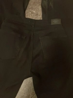 Svarta jeans från gina - Svarta jeans från Gina tricot. lågmidjade o snygga.