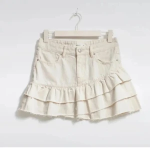 Vit jeanskjol gina - Såå fin volang jeanskjol från gina🤍skriv för egna bilder!