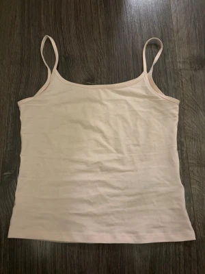  Ljusrosa linne från Gina Tricot  -  Ljusrosa linne från Gina Tricot. Använt fåtal gånger.