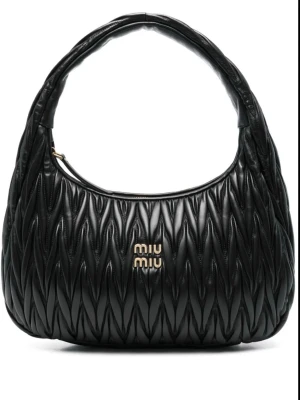 Svart quiltad handväska från Miu Miu - Snygg svart handväska från Miu Miu i quiltad skinn med guldiga detaljer och logga framtill. Väskan har en rundad form och bred axelrem som gör den bekväm att bära. Perfekt för dig som vill ha en trendig och lyxig accessoar.