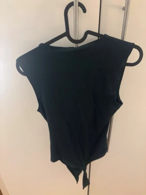 Body  - Säljer en mörkgrön ärmlös body från Zara. Toppen har en lös passform och rund halsringning, perfekt för en chill och stilren look. Materialet är mjukt och lätt, troligtvis bomull eller polyester. Den är helt oanvänd därav säljer jag för samma pris