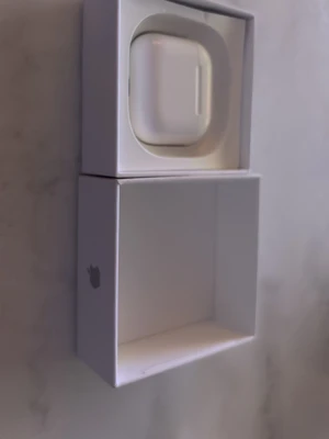 Apple AirPods Pro med laddningsetui - Säljer ett par vita Apple AirPods Pro med trådlöst laddningsetui. Hörlurarna har en stilren och kompakt design i blank plast och levereras i originalförpackning. Perfekta för dig som vill ha grymt ljud och smidig anslutning till din iPhone. Med brusreducering