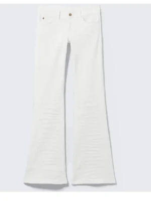 Vita bootcut jeans med låg midja - Snygga vita jeans med bootcut-modell och låg midja från weekday. Klassisk femficksdesign och raka ben som slutar i en lätt utsvängning. Perfekta för dig som vill ha en clean och trendig look. Säljs inte mer på hemsidan! 