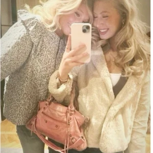 Populär beige pälsjacka från Zara Girls - Säljer en fluffig och mjuk populär pälsjacka från Zara Girls i beige färg. Jackan har huva, slät insida och stängs med tryckknappar. Passar storlek S-XS, en knapp missas men det märks inte på när man har på den! 