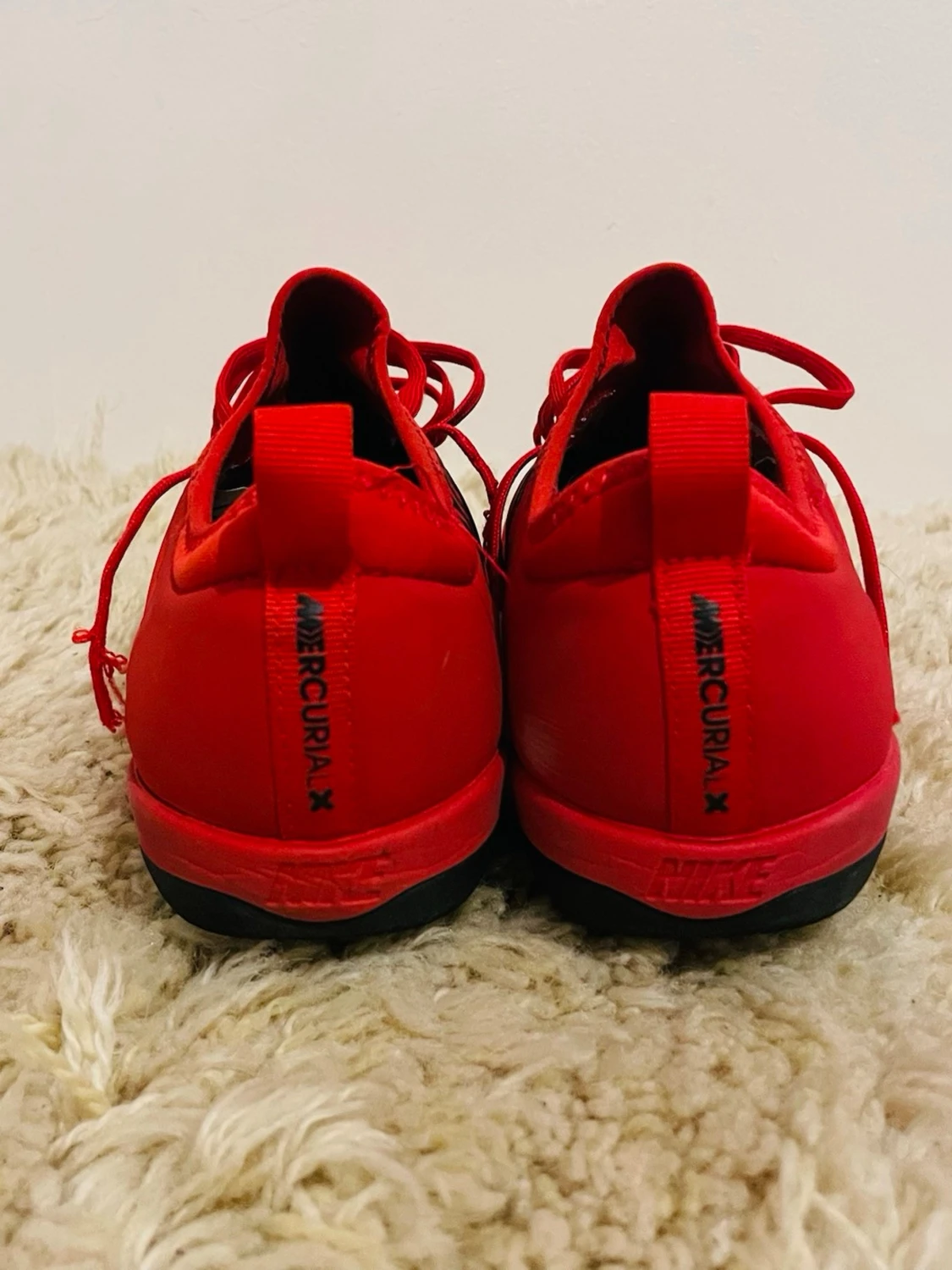 Röda Nike fotbollsskor med snörning - 4