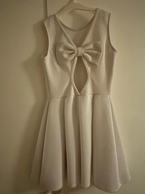 Fin vit klänning - Säljer denna fina, helt oanvända klänning från Oneness. Priset går att diskutera🫶