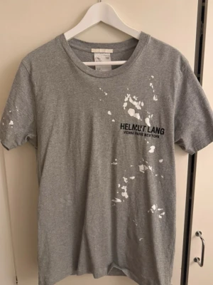 Extremt snygg helmut Lang t shirt  - Säljer denna väldigt eftertraktade och svin feta Helmut Lang t shirten med splatter paint. Den är i fint skick och passar till mycket. Pris kan absolut diskuteras! 