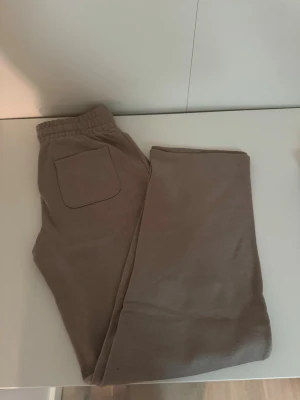 Beige mjukisbyxor med snörning - Säljer ett par beige mjukisbyxor med resårmidja och snörning. Byxorna har två stora fickor fram och en bakficka. Sköna och avslappnade med loose passform, perfekta för chill dagar. Tillverkade i mjukt bomullsmaterial.🤎🤍