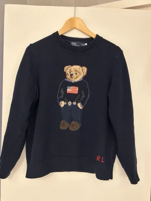 Ralph lauren tröja - Säljer en riktigt schyst stickad polo bear tröja från Ralph lauren | Riktigt fint skick, inga fläckar eller defekter | Storlek small och modellen är 175 | Hör av dig vid flera frågor📩