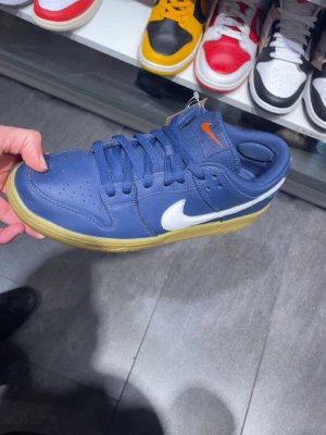 Olles gamla Nike skor - Blåa Nike Dunk fot-garment som säljs i lokal (MOS) 