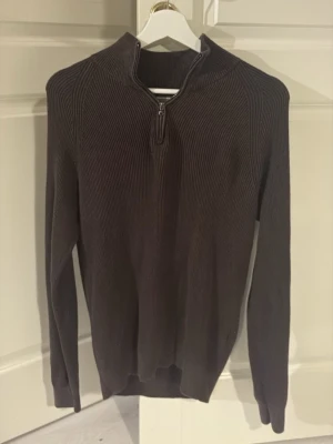 Mörkbrun stickad half zip Dressmann - Mörkbrun stickad half zip från Dressmann Premium.