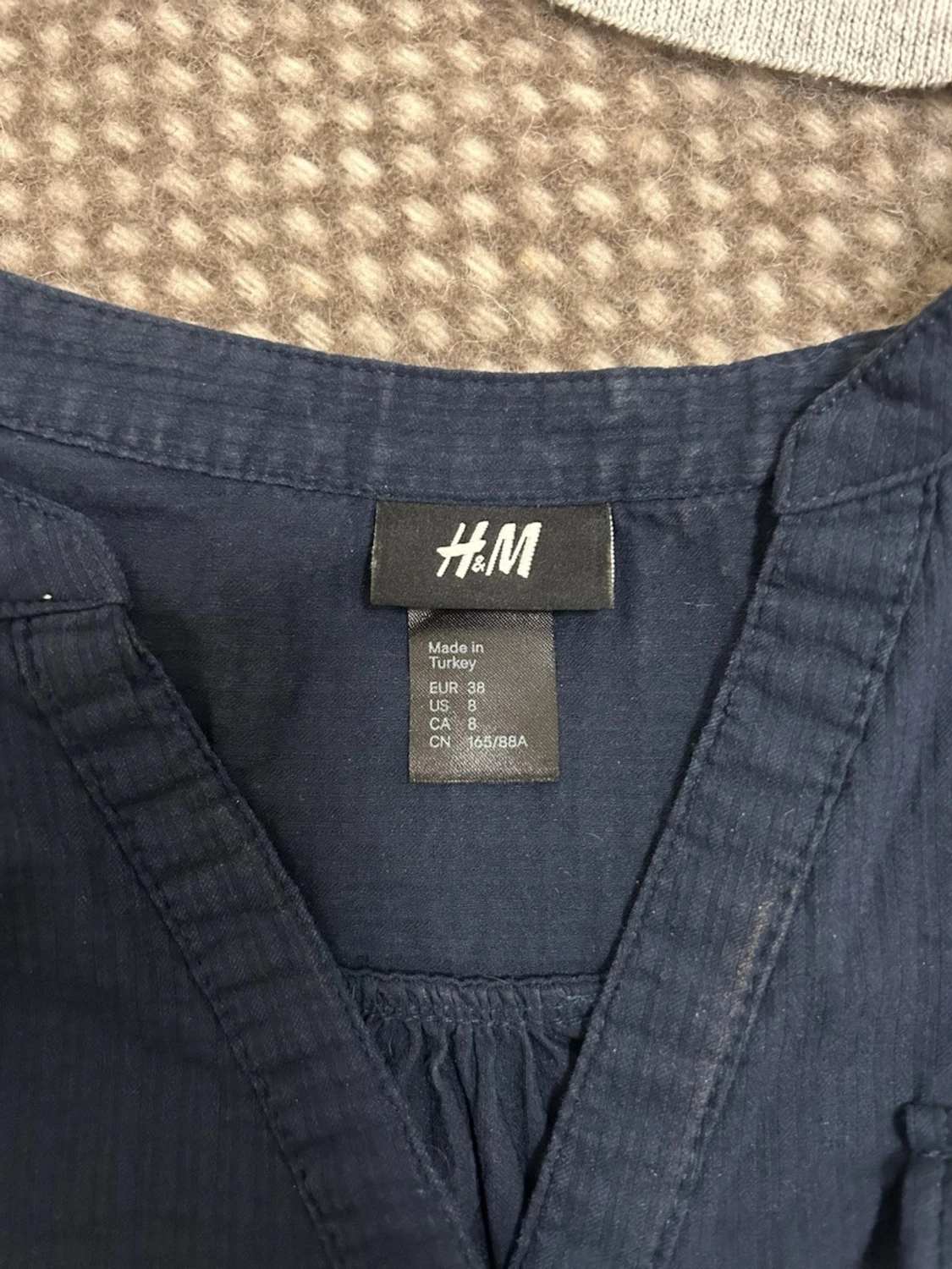 Mörkblå blus med knappdetaljer - 2