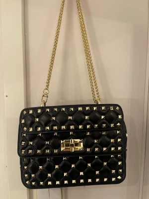 Väska med nitar  - Svart handväska med eleganta guldiga nitar som ger en lyxig och trendig känsla. Perfekt för både vardag och fest🖤🖤