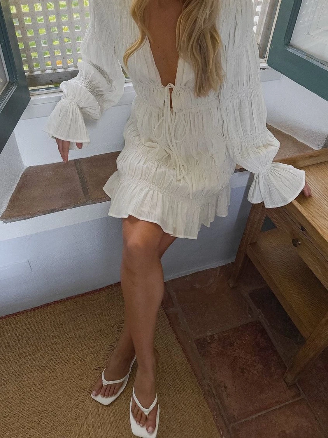 Vit klänning med volangdetaljer - 90