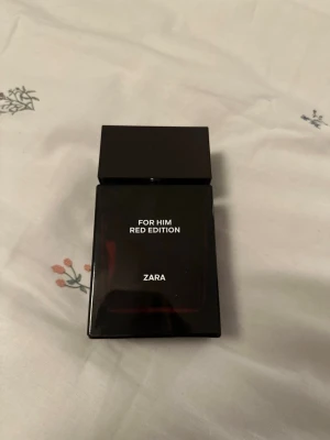 Zara For Him Red Edition EDP 50ml - Upptäck Zara For Him Red Edition –  50% kvar utan box