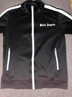 Svart zipp hoodie - Det är en svart zipp hoodie och den är skön och snyggt för dig som gillar svarta kläder. Du kan både ha det på vintern och sommarn så det är bra att ha det. 