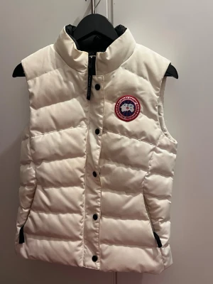  Canada Goose väst - Vit Canada Goose väst använd fåtal gånger jättebra skick pris kan diskuteras vid snabbköp ( äkta har dock inget kvitto men det finns bilder på det)