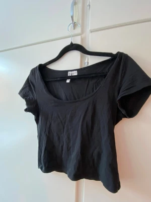 Svart croppad topp - Enkel och söt svart crop topp 