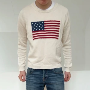 Gant vit USA tröja - Säljer en sjukt fet tröja från Gant i färgen vit med USA flaggan. Tröjan är i bra skick då den har varit väl omhändertagen och är i L men sitter mer som S. Hör gärna av er vid frågor elr funderingar!!