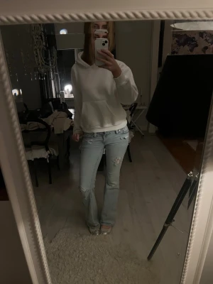 Vit hoodie med luva  - Säljer en enkel och clean vit hoodie med luva och stor magficka framtill. Hoodien har en avslappnad passform och långa ärmar, perfekt för en chill och casual look. Passar till det mesta och är superenkel att styla. Mycket bra skick!!❤️❤️