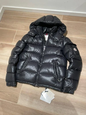 Moncler Maya Svart  - Moncler Maya svart med äkta bevis, inge kvitto, storleck 1/S. Inte helt ny men de bra inga fel eller nåt med jackan. 