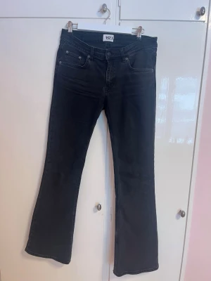 Jeans bootcut - Lager 157 low boot jeans i färgen svart. De är i storlek M regular.