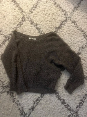 Of shoulder tröja - Jätte snygg stickad offshoulder tröja!