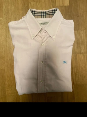 Burberry rosa skjorta - Rosa burberry skjorta i storlek 42, L  Skicka vid frågor   #y2k #grisch #burberry #burberrylondon #finkläder #kostym #rosa