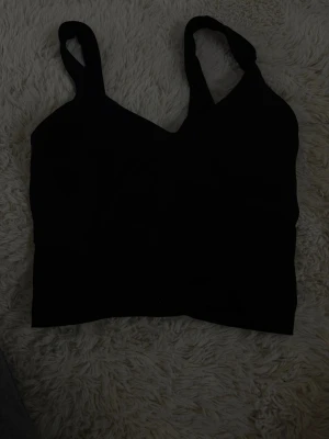 Svart Lululemon linne - Säljer den för att den inte längre passar. Inga defekter. Storlek 2🥰