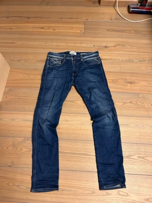 Replay jeans W32 L34 - Snygga replay jeans i mörkblå denim med klassisk femficksdesign och raka ben. Jeansen har en normal passform och är tillverkade i bomull. Perfekta för en avslappnad och stilren look. W 43cm L 107 cm