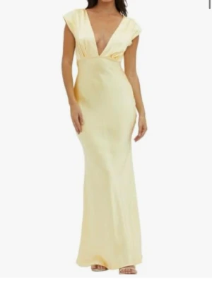 Ljusgul långklänning med v-ringning - Säljer denna gula satin klänning då den var för liten för mig❤️, perfekt till exempelvis bal! Endast provad aldrig använd!! Hör av dig vid frågor❤️