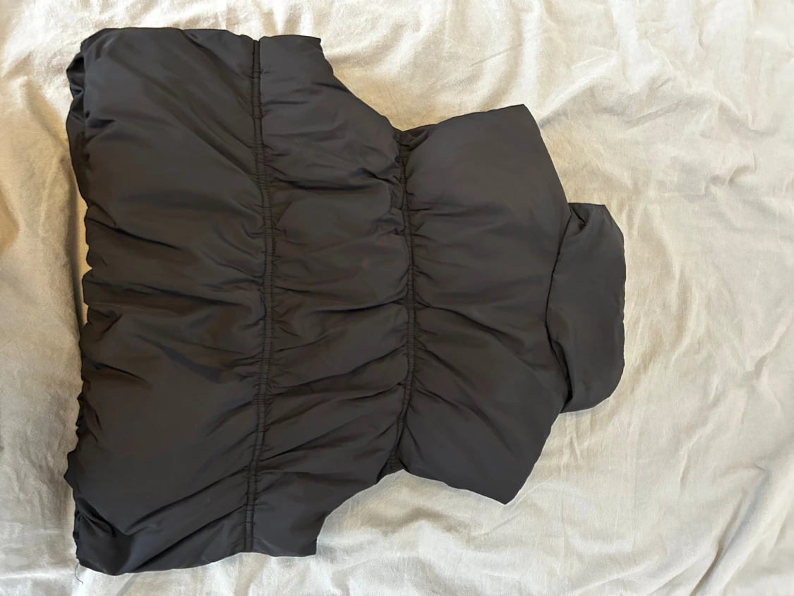 Svart puffig dunväst med hög krage - 1