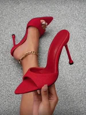 RÖDA KLACKAR   - Perfekta för dig som vill sticka ut och addera färg till din outfit. 