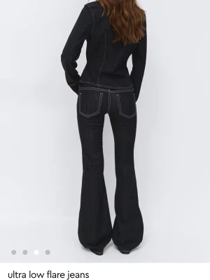 Svarta ultra low flare jeans - Snygga mörkblå ultra low flare jeans från Gina Tricot. Jätte smitande på och passar perfekt till vardagen eller till att klä upp. Fråga gärna om fler bilder om intresserad💕💕