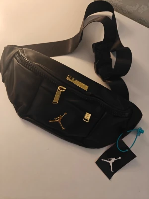 Jordan väska - Ny Jordan midjeväska i hög kvalitet. Upphämtning i Spånga föredras. Betalning via Swish.