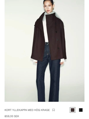 Kort brun yllekappa med hög krage - Kort kappa i mörkbrunt ullmaterial med hög krage och dubbelknäppning framtill. Den är sprillans ny (fick hem den idag) men tyvärr var den för stor för mig (rekommenderar att gå ner en storlek) 💕💕annars så snygg jacka verkligen!